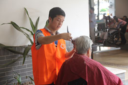 9月中旬，在中脈科技廣東分公司的精心組織下，中脈員工和中脈經銷商共計80余人，一起前往廣州市荔灣區頤壽養老院，為入住在這里的400多位老人送去了秋日的問候和溫暖。