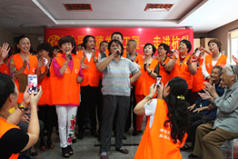 2013年10月13日，在素有人間天堂之稱的美麗杭州，中脈科技杭州分公司組織員工及經銷商一行90人來到潮鳴街道老年服務中心，將來自中脈的關懷和問候帶給這里的老年朋友。