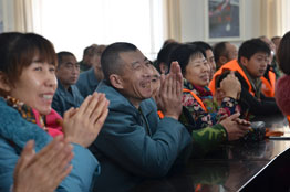 2013年12月13日，在中脈科技陜西分公司的組織下，公司員工及經銷商一行數十人，來到位于延安市寶塔區的延安社會福利院，為安居在這里的老人、病人送上來自中脈的慰問。